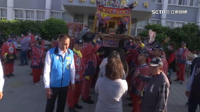 信徒依序排隊在媽祖鑾轎下祈福。