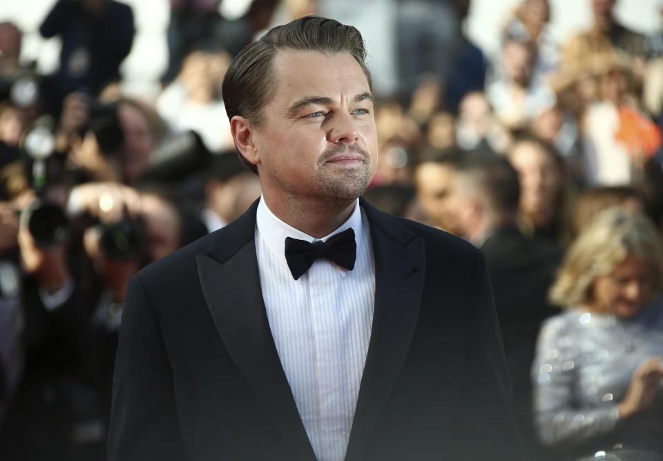 El actor Leonardo DiCaprio posa al llegar al estreno de "Once Upon a Time in... Hollywood" en el Festival de Cine de Cannes, el martes 21 de mayo del 2019 en Cannes, Francia. (Foto por Joel C Ryan/Invision/AP)