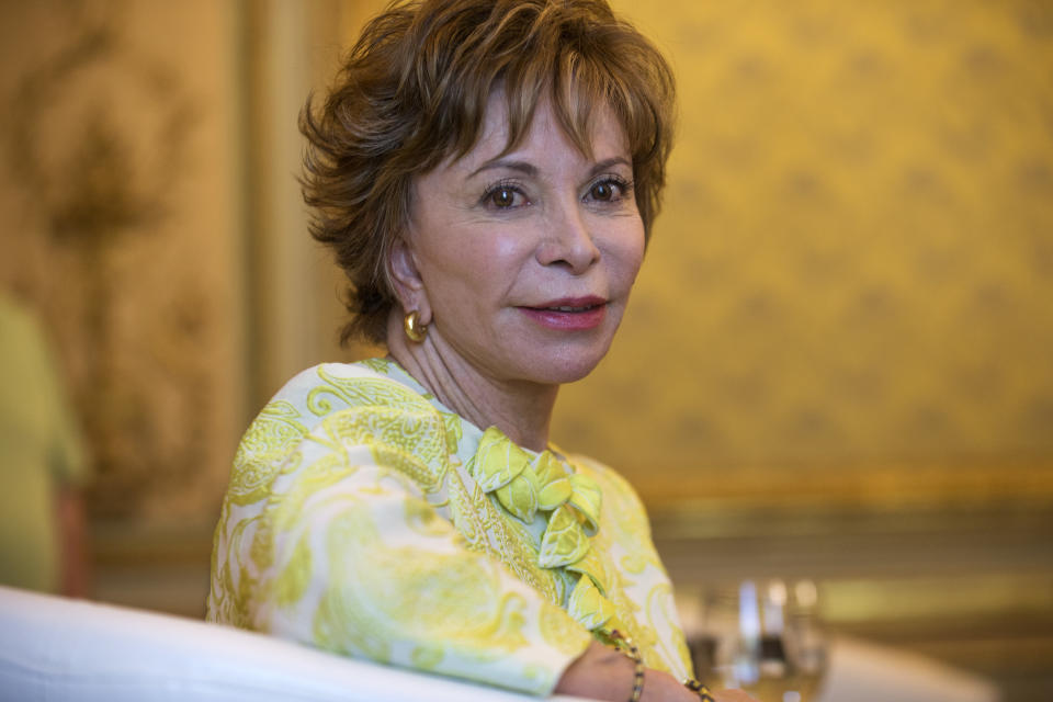 ARCHIVO - Isabel Allende posa en Madrid el 5 de junio de 2017. La escritora chilena publica una nueva novela, "Violeta", el martes 25 de enero de 2022. (AP Foto/Francisco Seco, Archivo)