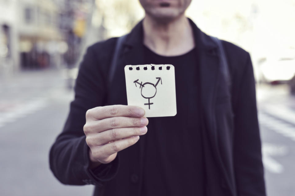 Aunque una persona con un desorden de identidad de género suele sufrir ansiedad o depresión, la OMS ha reconocido que las personas trans no sufren de una enfermedad mental, y que el ser discriminados, y no aceptados, condiciona su salud. (Foto: iStock)