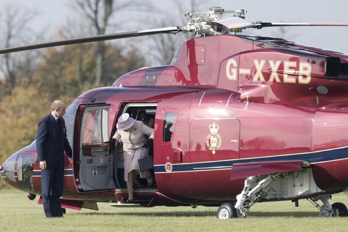 Isabel II bajando de un helicóptero