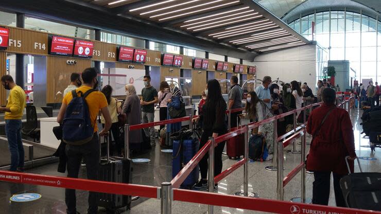 Passagiere warten am Check-in-Schalter am Flughafen Istanbul auf ihre internationalen Flüge. Foto: dpa