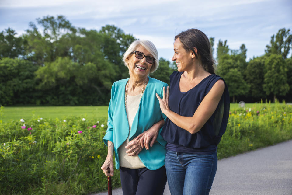 Striking up an intergenerational friendship can be mutually beneficial. (Getty Images)