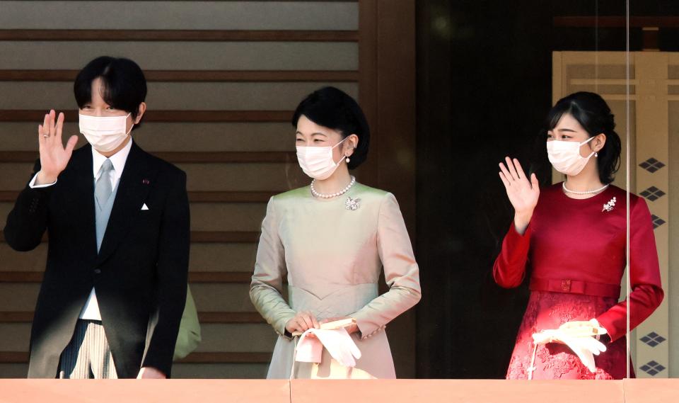 秋篠宮一家的文仁親王（左起）、紀子妃和佳子公主，其中佳子公主的紅色洋裝很亮眼。（AFP）