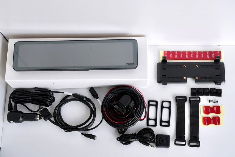 Polaroid DS1103WGS產品盒內包含有直覺式操作電子後視鏡主機本體、專屬快拆三用背蓋、平貼式線材、高尼特液晶螢幕含防眩玻璃、Sony IMX335星光夜視晶片前後鏡頭等配件。