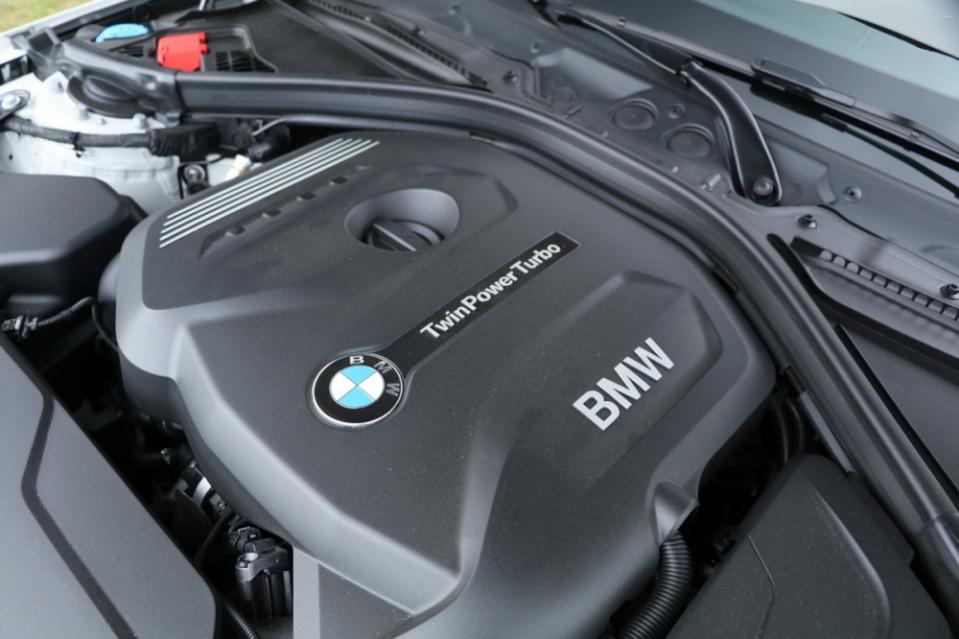 430i Convertile搭載2.0L直列四缸渦輪引擎，252hp/35.7kgm以現代標準來看雖不狂暴，但卻也足以讓後輪蠢蠢欲動