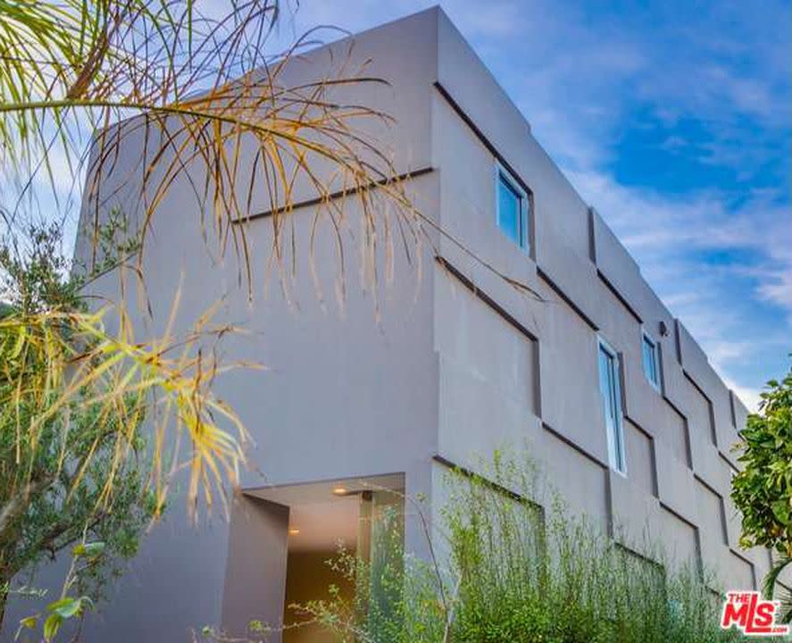 <p>This is Emilia Clarke’s new ultra-modern castle in Los Angeles. (Zillow) </p>