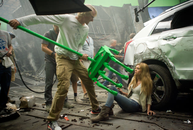 Regisseur Michael Bay attackiert Nicola Peltz mit einer "Green Screen"-Klaue, die im Film vermutlich durch einen Roboter ersetzt wird (Bild: Paramount Pictures)