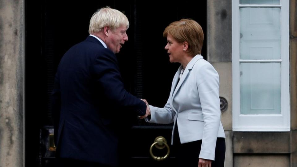 Boris Johnson y Nicola Sturgeon en 2019