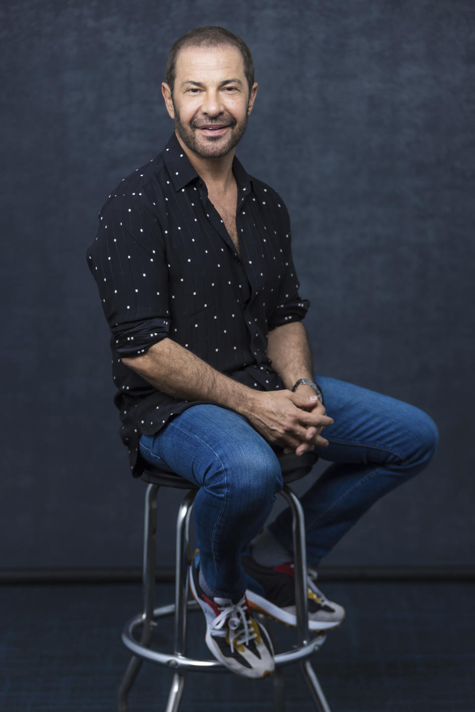 Ricardo Rojas posa para un retrato para promocionar la serie "And Just Like That..." el lunes 29 de mayo de 2023 en Los Ángeles. Rojas, estilista de celebridades como Donatella Versace, Cher y Mariah Carey, aparecerá en dos episodios de la serie de HBO. (Foto Willy Sanjuan/Invision/AP)