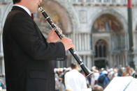 Tustica in vacanza a Venezia? Attenzione al supplemento musica.<br> Il 17 agosto 2013, sette romani in vacanza hanno pensato di prendere un caffè al "Lavena" di Piazza San Marco. Le voci di spesa riportate nello scontrino - prontamente fatto girare attraverso Facebook - lasciano pochi dubbi: 4 caffè a 6 euro (di cui uno con correzione nazionale a 4,20 euro) e tre amari al prezzo di 10 euro l’uno. Conto finale: 100,80 euro. Cosa c'è nel mezzo? <b>42 euro di "supplemento musica" (6 euro a persona)</b>.<br> Scontrino sicuramente shock ma del tutto regolare. "Ai turisti viene dato il listino nel quale sono indicati tutti i prezzi, compreso il supplemento per la musica" spiegano dal locale. Insomma, turista avvisato... <br>La polemica però - non del tutto nuova - sui costi delle consumazioni nella Venezia più "in" si è riaccesa. E come di consueto i commenti si sono divisi tra coloro che dicono che i prezzi non sono giustificati e che è una vergogna per l'immagine della città e chi replica che se si vuole sorseggiare caffè ascoltando musica in una delle piazze più famose del mondo si deve essere disposti a spendere. Nel mezzo ci sono gli esercenti, che sicuramente avranno dei costi non indifferenti in cui rientrare per quella posizione ammirata in tutto il mondo.