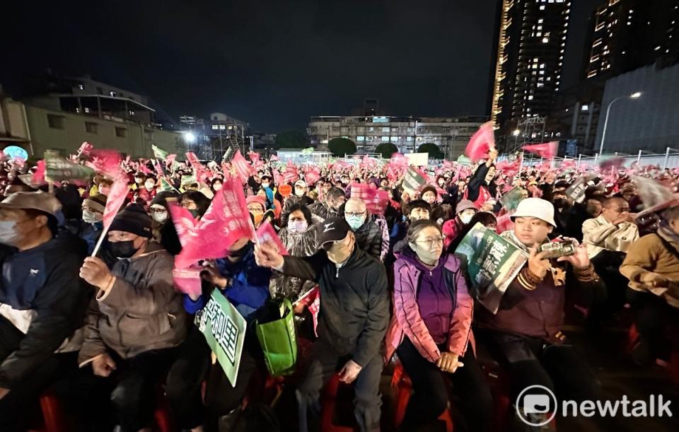 近萬名支持者參加在新北土城舉行的民進黨總統大選造勢晚會。   圖：張良一/攝