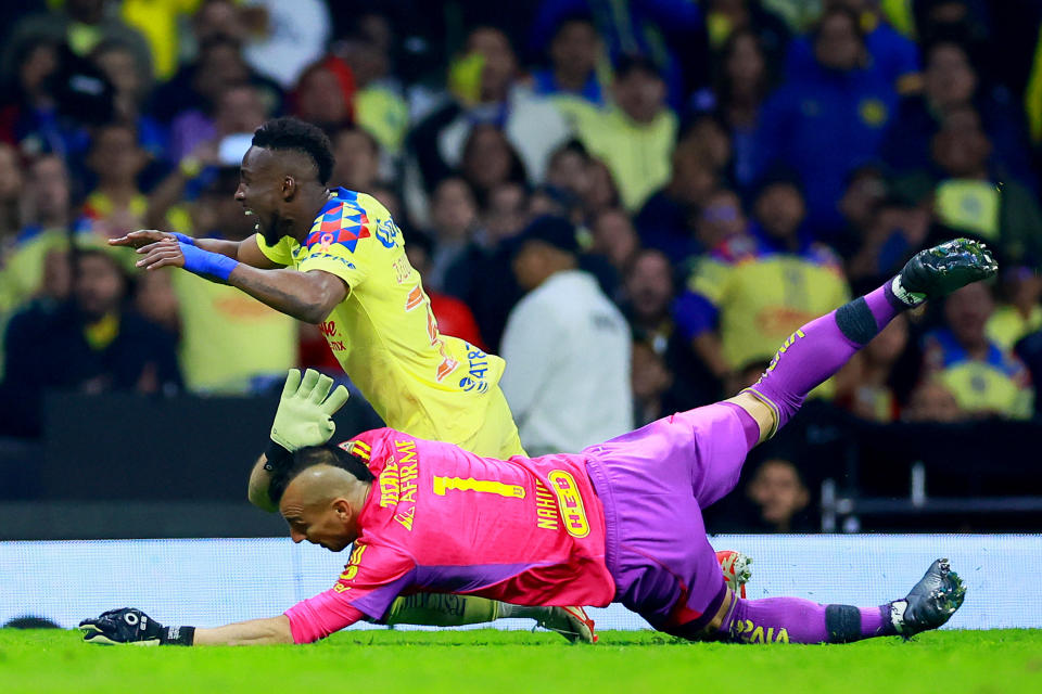 Nahuel Guzmán derriba a Julián Quiñones fuera del área, en la jugada que le costó la expulsión. (Manuel Velásquez/Getty Images)