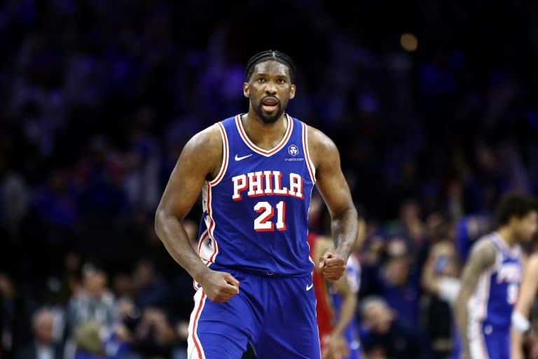 Joel Embiid de los Sixers de Philadelphia reacciona a una acción de juego durante el triunfo de su equipo ante Miami Heat (Tim Nwachukwu)