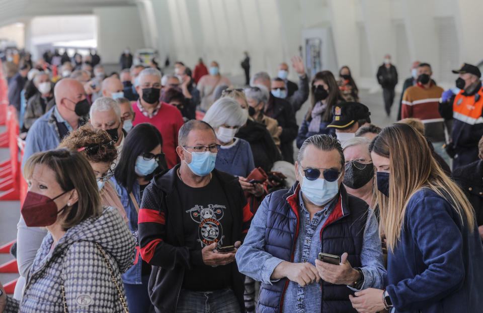 La vacunación está ayudando a evitar una cuarta ola muy fuerte. (Photo By Rober Solsona / Europa Press via Getty Images)