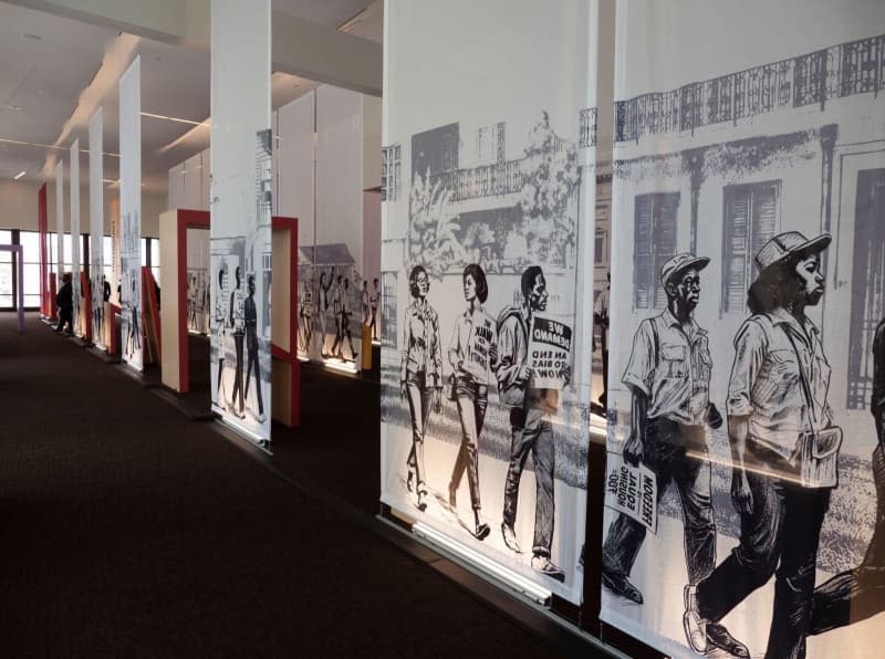 The museum houses large-format screens with symbolic images, display boards with rather short texts and historical photographs, which are enriched with multimedia recordings. LOT - Louisiana Office of Tourism/dpa-tmn