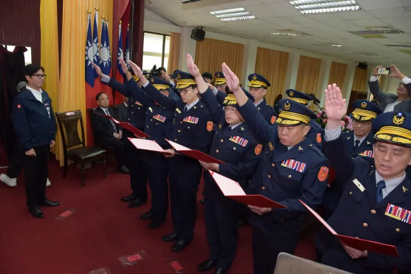 ▲高市警局三線一星（含）以上高階警官異動，今天計有10位分局長、大隊長交接，市長陳其邁親自主持宣誓。（圖／記者郭凱杰攝，2024.01.17）