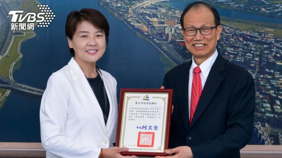 台北市副市長黃珊珊（圖左）致贈感謝狀予台彩董事長薛香川。（圖／台彩提供）