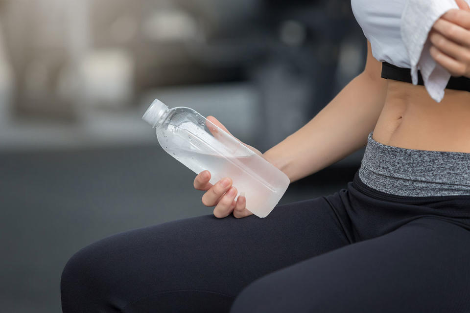 Tomar agua fría podría ayudarte a la hora de hacer ejercicio. Foto: jat306 / iStockphoto