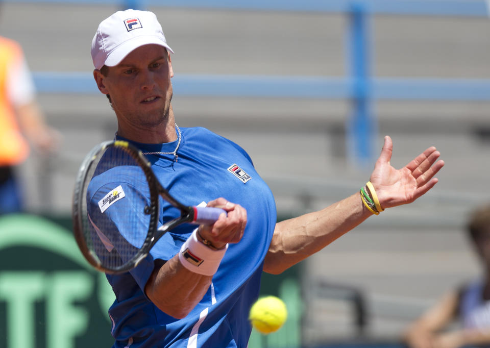 Italy's Andreas Seppi returns the ball to Argentina's Carlos Berlocq during their Davis Cup singles tennis match in Mar del Plata, Argentina, Friday, Jan. 31, 2014. (AP Photo/Eduardo Di Baia)