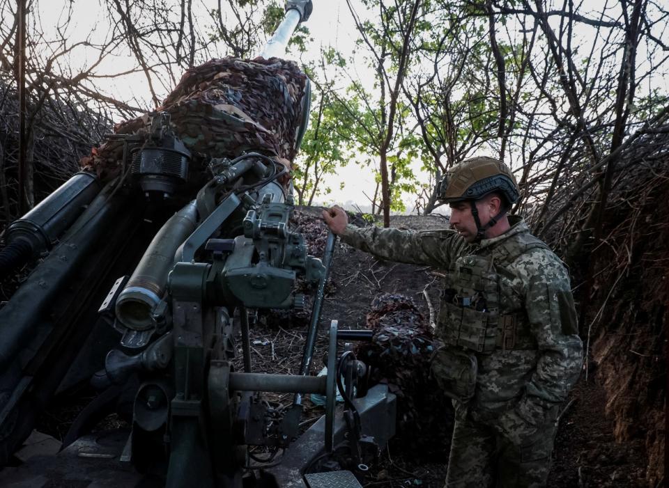 2024年4月20日，烏克蘭頓內茨克州前線一名烏軍砲兵準備用M777榴彈砲向俄軍開火。路透社