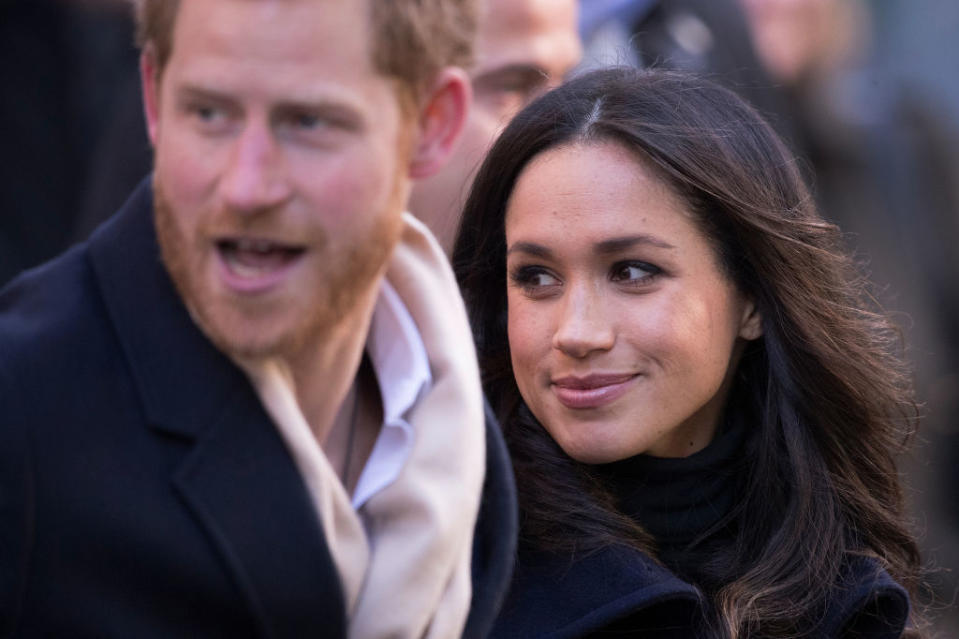 Meghan y Harry sostienen un “romance moderno” en plena realeza.