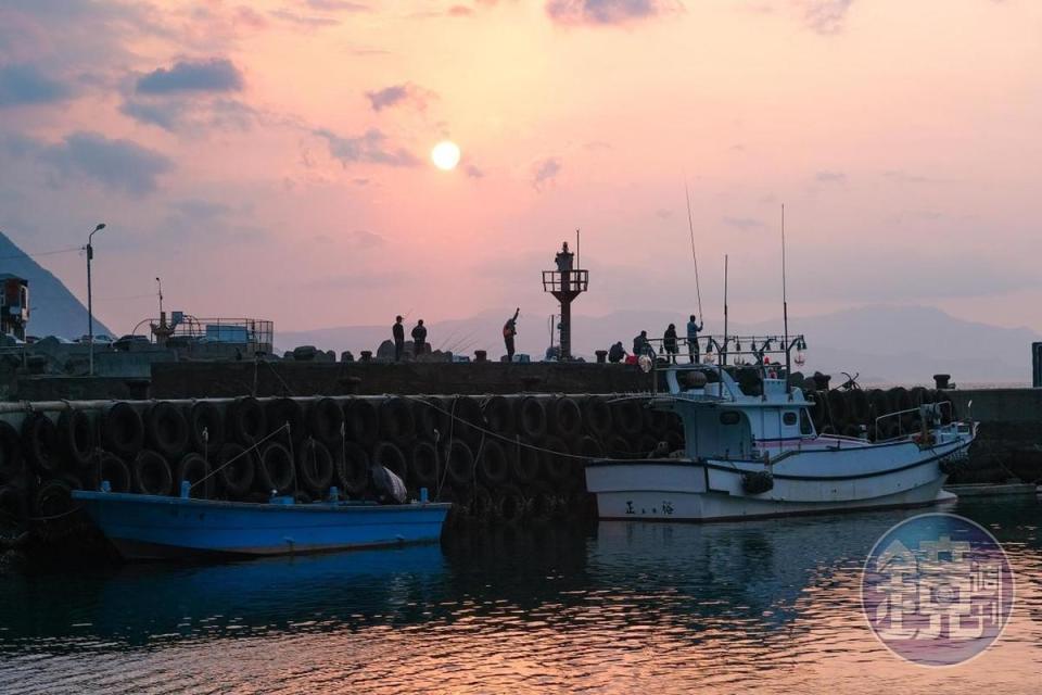 夕陽將鼻頭的海天都染成粉紅色。