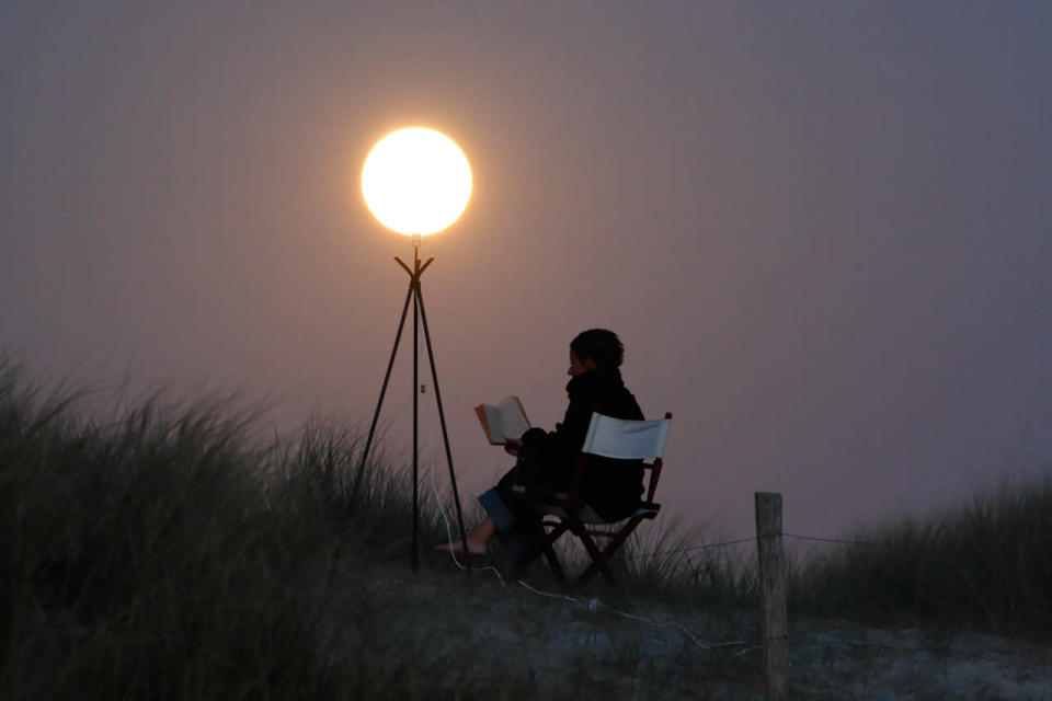 Nach der Sonne ist der Mond das zweithellste Objekt am Himmel und dient nachts als natürliche Lichtquelle - zum Lesen reicht es allerdings nicht wirklich.