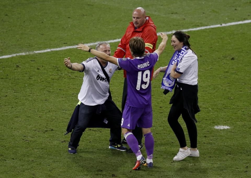 <p>Real Madrid’s Marcelo celebrates with family after winning the UEFA Champions League Final </p>