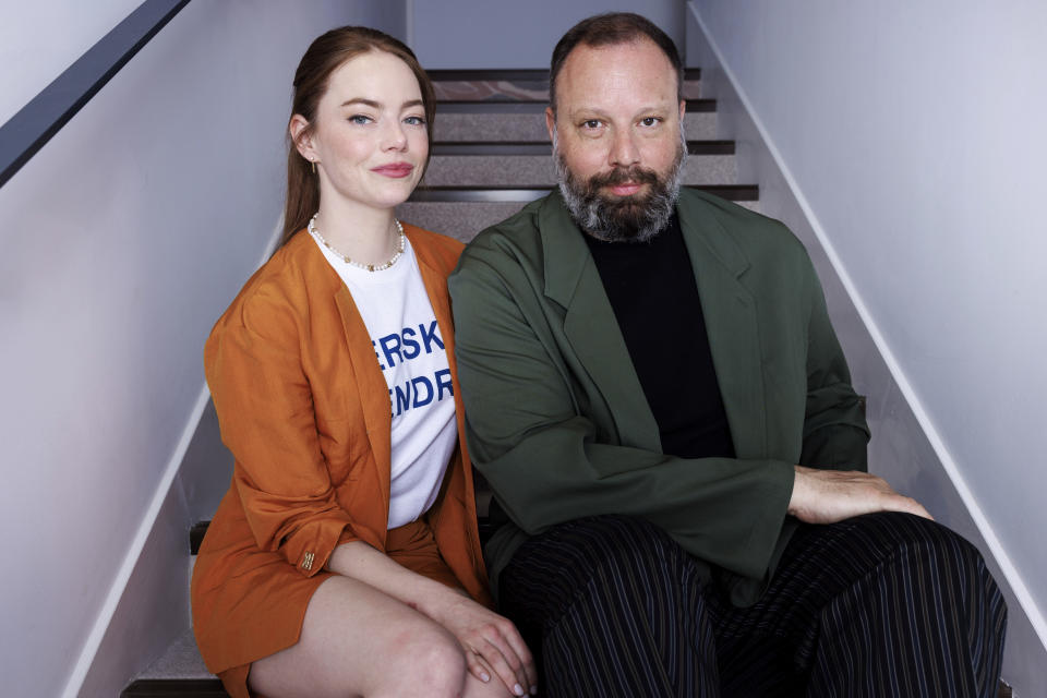 Emma Stone, izquierda, y el director Yorgos Lanthimos posan para un retrato para promover la película 'Kinds of Kindness' en la 77a edición del Festival de Cine de Cannes, en Francia el sábado 18 de mayo de 2024. (Foto Vianney Le Caer/Invision/AP)