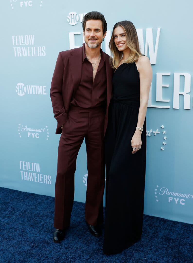 Matt Bomer optó por un look monocromático y el borravino fue el color elegido. Allison Williams, por su parte, lució elegante con un clásico vestido negro


