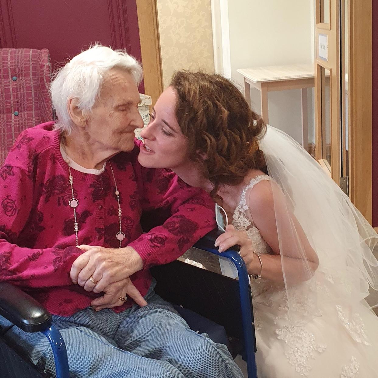 Audrey Dear with her granddaughter, Holly Kennedy (Weald Heights/PA)