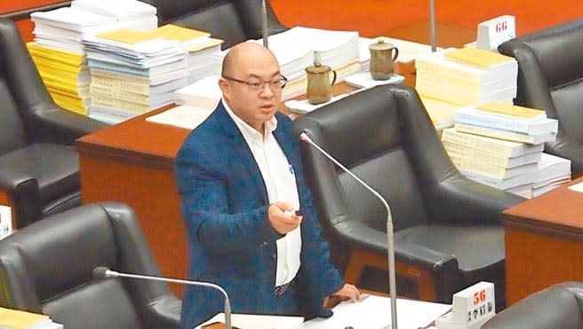 高雄巿議會10月5日開議，藍、綠兩大黨團都因為總召辭職而懸缺，藍軍已決定在本月30日舉行總召補選，巿議員蔡武宏28日率先表態要投入選舉。（曹明正攝）