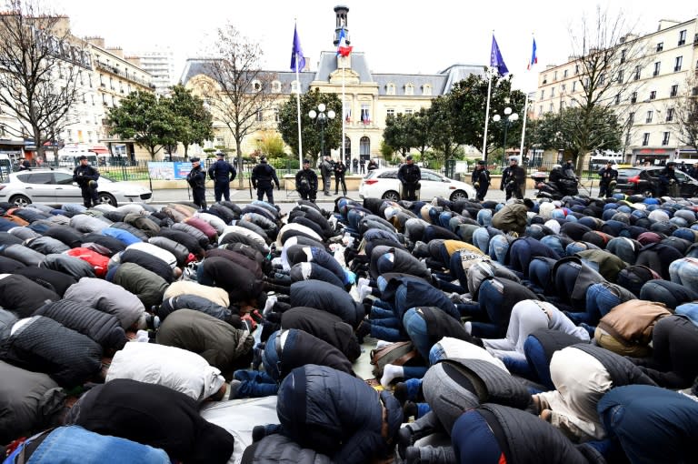 Manifestation sous forme de prière de rue devant la mairie de Clichy le 24 mars 2017 après la fermeture d'un lieu de culte illégal par les autorités