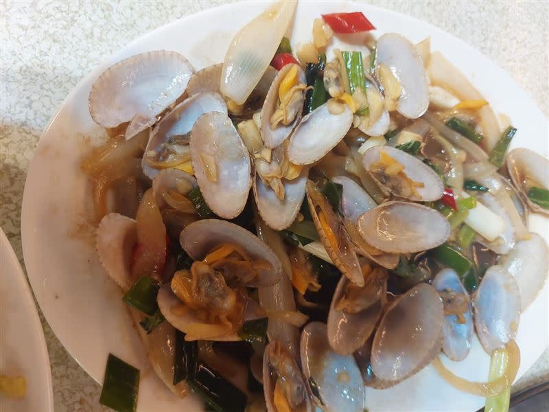 碧砂漁港老字號活體海鮮餐廳，被客人嫌海瓜子沒肉。（圖／翻攝自臉書）