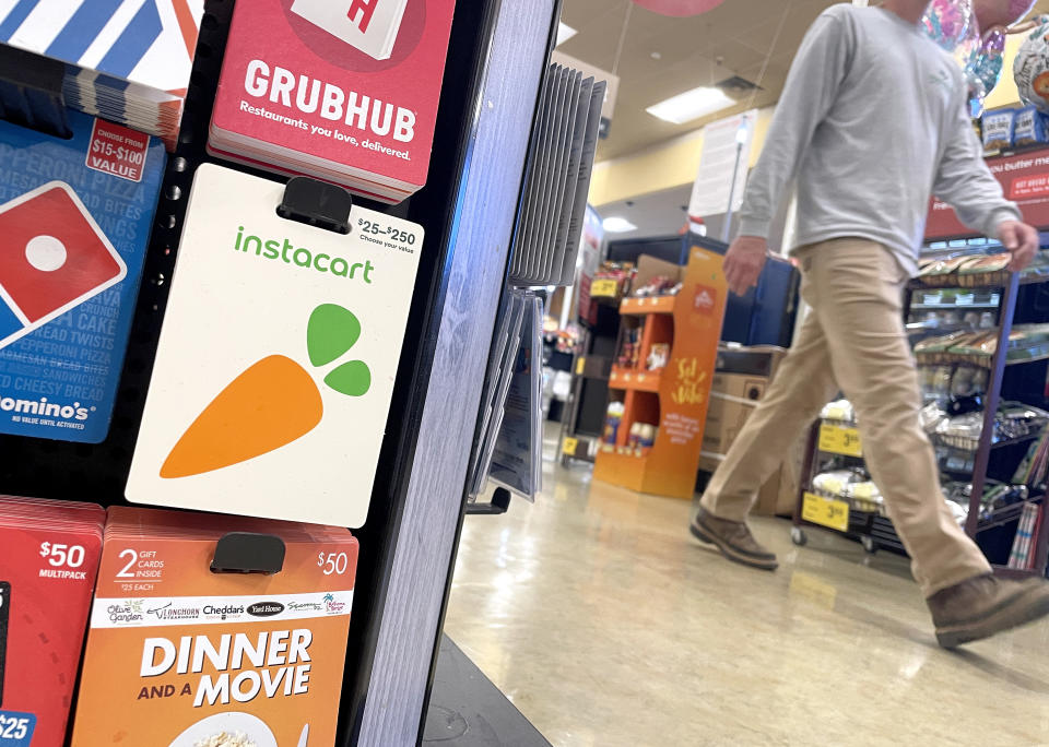 SAN ANSELMO, KALIFORNIA – 28 SIERPNIA: Karty upominkowe Instacart są wyświetlane w sklepie Safeway 28 sierpnia 2023 r. w San Anselmo w Kalifornii.  W piątek firma Instacart zajmująca się dostawami artykułów spożywczych złożyła wniosek o pierwszą ofertę publiczną, mając nadzieję na rozpoczęcie notowań na giełdzie Nasdaq w ciągu najbliższego miesiąca.  (Zdjęcie: Justin Sullivan/Getty Images)