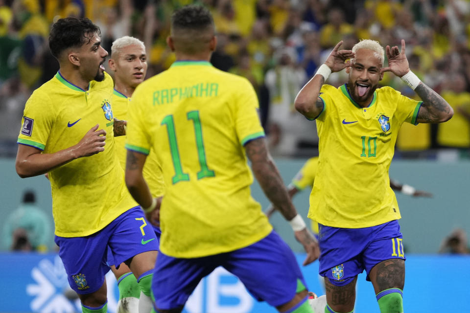 Neymar (extremo derecho) celebra con sus compañeros Lucas Paquetá (7), Raphinha (11) y Richarlison tras anotar el segundo gol de Brasil en la victoria 4-1 ante Corea del Sur en el partido por los octavos de final del Mundial, el lunes 5 de diciembre de 2022, en Doha, Qatar. (AP Foto/Manu Fernández)