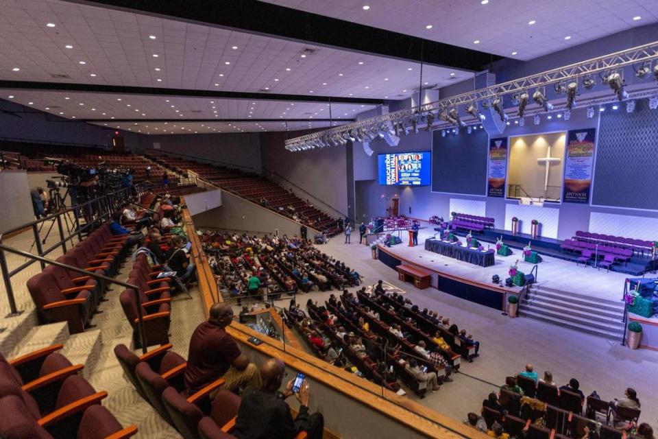 Gente reunida en la Iglesia Bautista Misionera de Antioquía durante una reunión comunitaria sobre las normas curriculares recientemente aprobadas por el estado para la enseñanza de la historia afroamericana en las escuelas públicas de la Florida, en Miami Gardens, el 10 de agosto de 2023. D.A. Varela dvarela@miamiherald.com