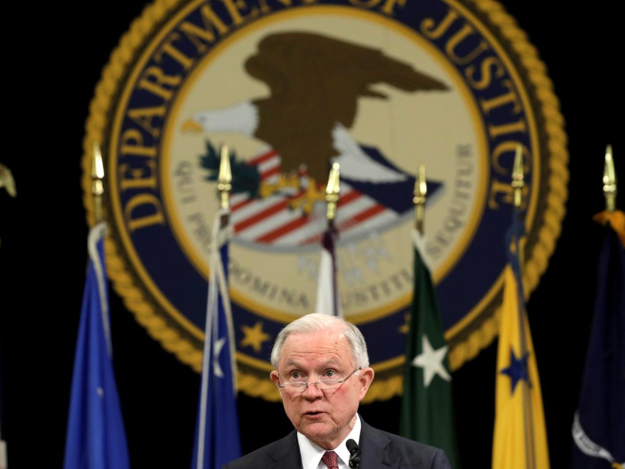 El fiscal general Jeff Sessions y el Departamento de Justicia de EE. UU. Confiscaron registros telefónicos y de correo electrónico del periodista Ali Watkins del New York Times. (REUTERS/Yuri Gripas)