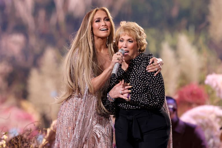 Jennifer Lopez con su exsuegra, Guadalupe Rodriguez