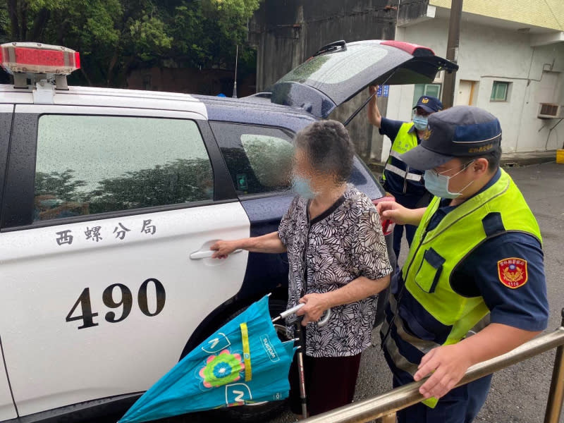 8旬老嫗雨天徘徊　豐榮警送婦返麥寮