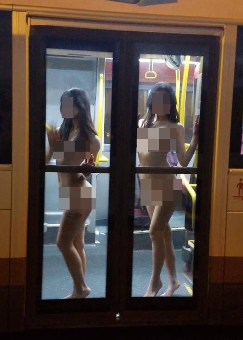 兩名裸女於巴士上旁若無人地擺拍。