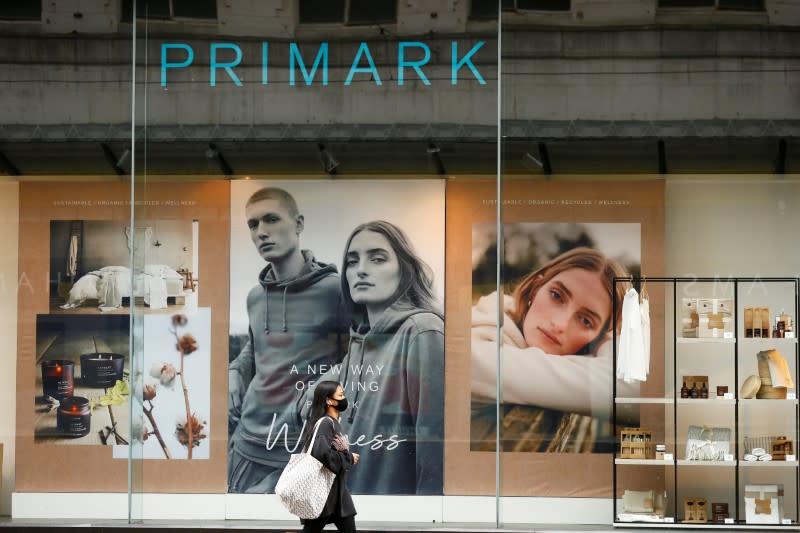 FOTO DE ARCHIVO: Una mujer con mascarilla camina por una tienda de Primark en Manchester, Reino Unido, 26 de mayo de 2020