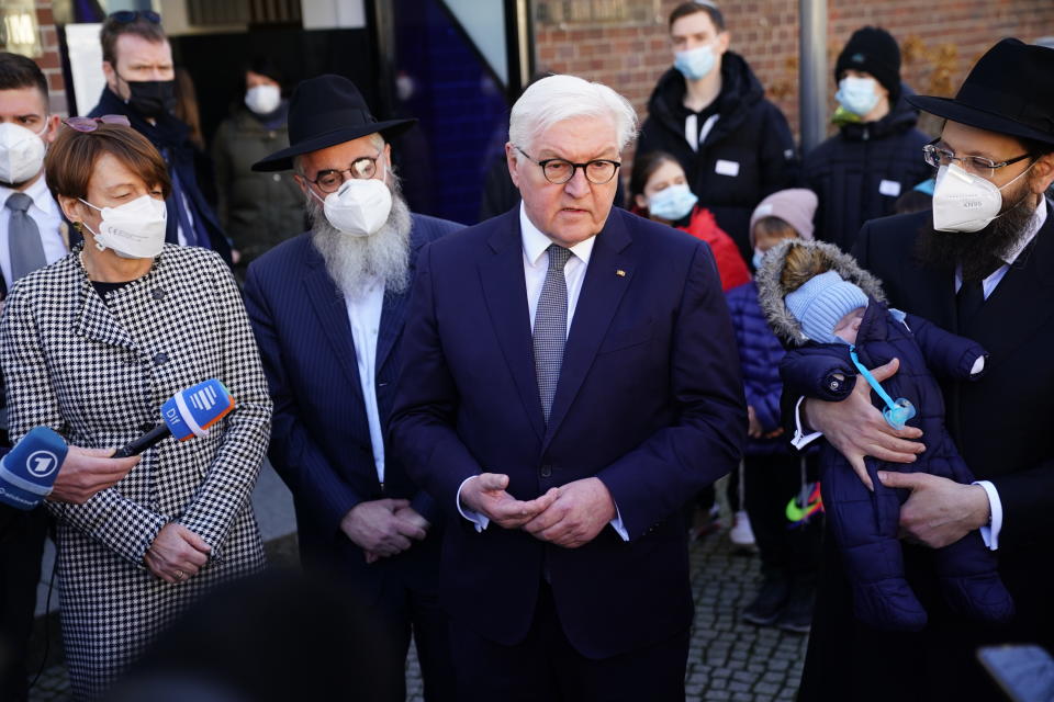 Frank-Walter Steinmeier bei einem Besuch des jüdischen Zentrums Chabad Berlin. 