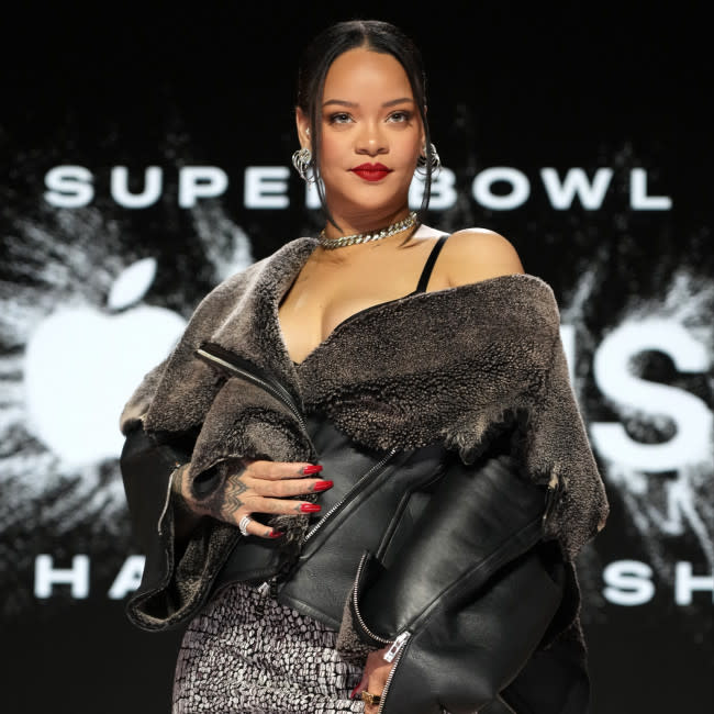 El padre de Rihanna asegura que su hija se enojaría si revelara el nombre de su hijo credit:Bang Showbiz