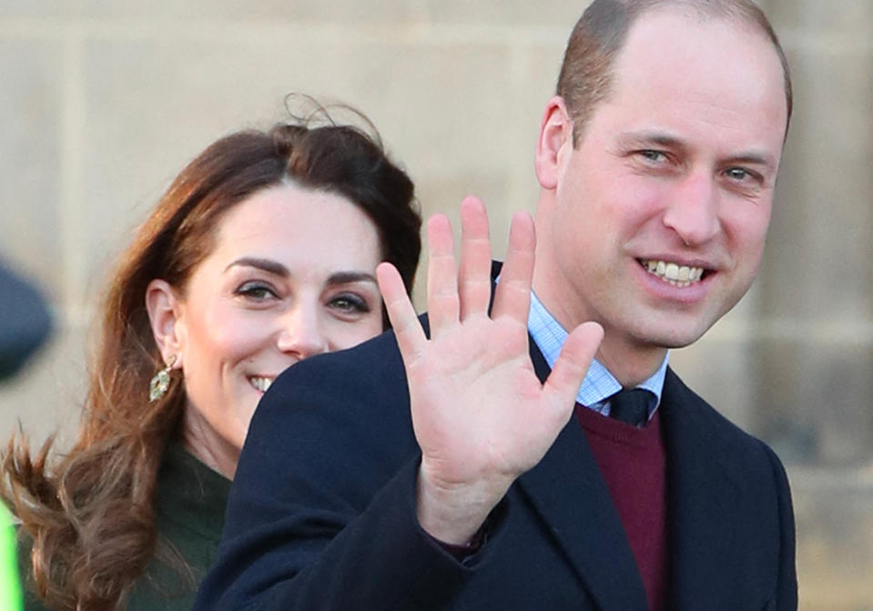 Depuis une semaine, ils sont dans l’œil du cyclone, mais aujourd’hui, ils ont fait froid, unis, et surtout, très souriants. Depuis mercredi, le prince William est au cœur des discussions dans la crise du Megxit, le départ du prince Harry et de son épouse, Meghan Markle, de la famille royale. Et la réunion sous tension de lundi, à Sandringham, en présence de la reine, a conclu à un apaisement, la reine donnant son accord pour ce départ. Mais cette séparation inédite au sein de la famille royale attristerait énormément le prince Charles, et surtout, le prince William, qui a toujours été inséparable de son petit frère.Alors que la famille royale n’a jamais fait couler autant d’encre, ce mercredi matin, Kate Middleton – qui n’a pas assisté à la réunion de crise pour rester avec ses enfants – et le prince William se sont rendus au Khidmat Centre, dans le Yorkshire, pour un engagement officiel. Il s’agit d’un centre d’accueil qui s’occupe de personnes en difficultés et qui aide les grands-parents à s’occuper des enfants les plus démunis.Et le public les a reçus sous les acclamations, comme à chacun de leurs déplacements, preuve que coûte que coûte, malgré les scandales qui bousculent actuellement la famille royale. Bain de foule, bouquets de fleurs, échanges chaleureux avec le public… Le couple princier s’est montré heureux et soudé, mais surtout, dédié au travail auprès des autres. Evidemment, le couple ne s’est pas exprimé sur les récents événements familiaux, pour ne pas détourner l’attention de la raison principale de leur venue.