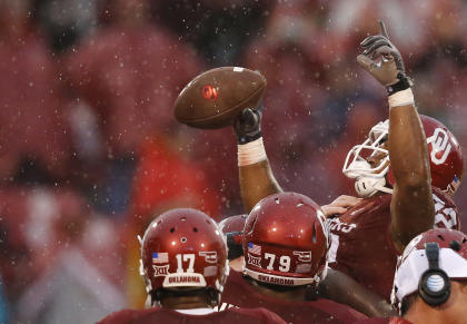 Oklahoma&#39;s Samaje Perine is lifted up by his teammates after breaking the record. (AP)