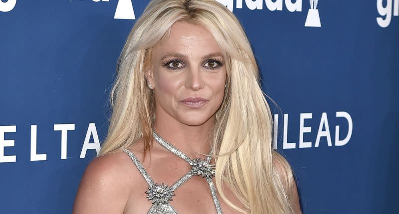 Britney Spears has accused paparazzi of editing her bikini photos