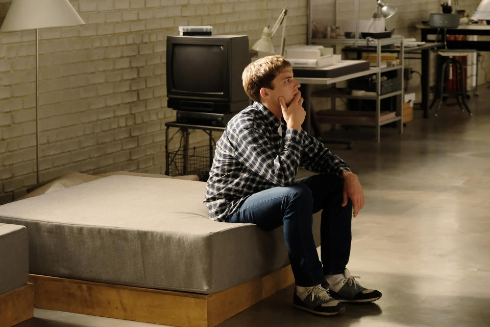 Madson in his apartment in <em>The Assassination of Gianni Versace</em>. (Photo: Ray Mickshaw/FX)