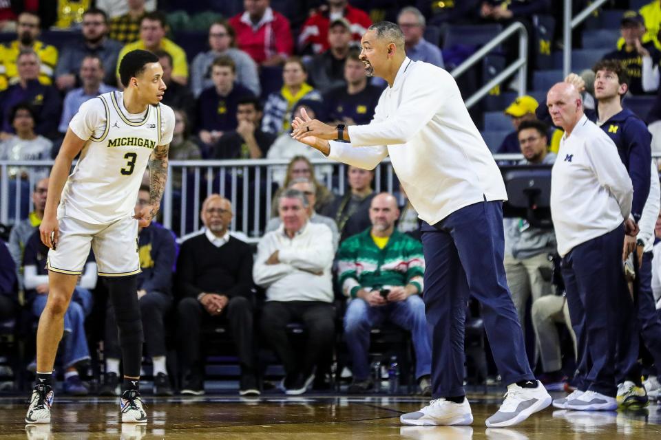 Michigan head coach Juwan Howard talks to guard Jaelin Llewellyn during the first half against the Indiana at Crisler Center in Ann Arbor on Tuesday, Dec. 5, 2023.